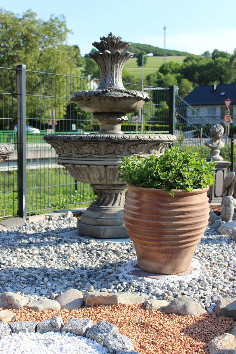 Brunnen und Keramikvase von Kreta-Garden