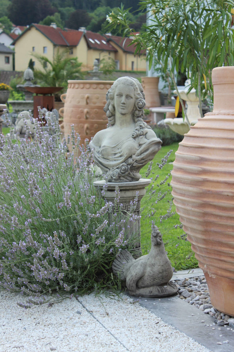 Büste und Figur von Kreta-Garden