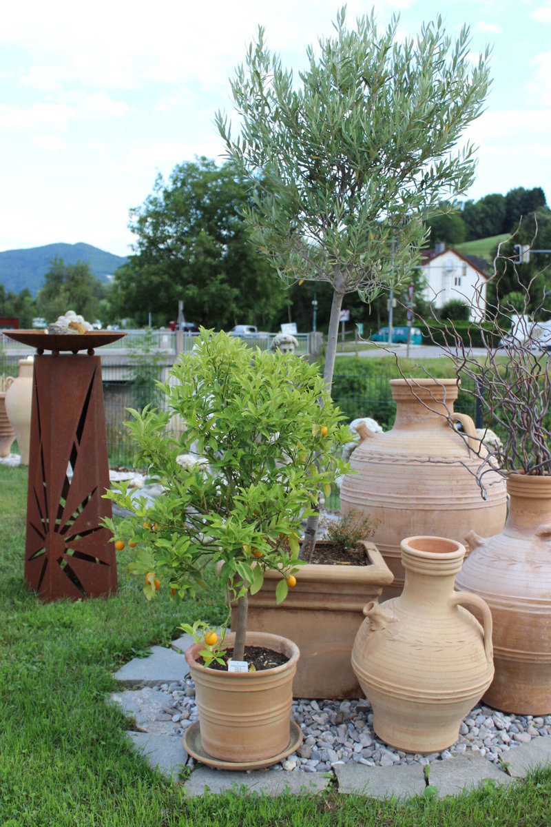 Keramikvasen und Feuerstelle von Kreta-Garden